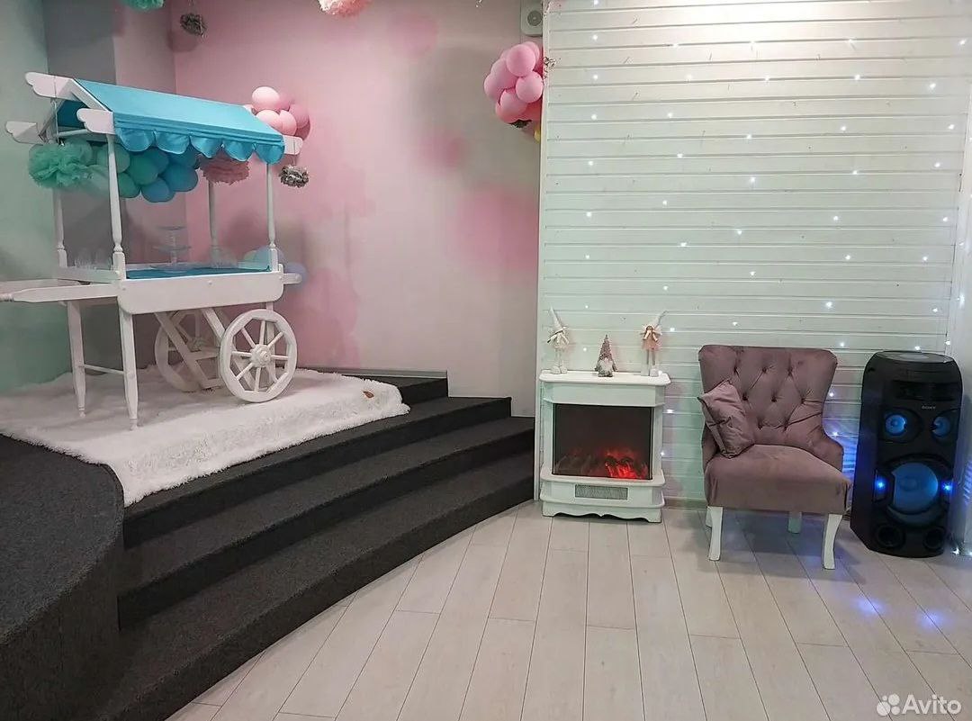 Светлый лофт с гирляндами